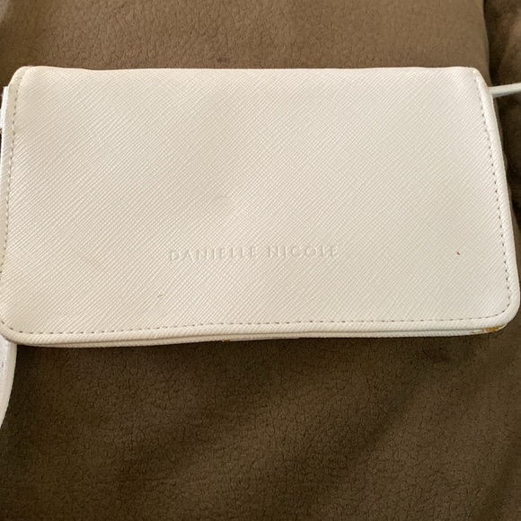 Danielle Nicole - Snow White Crossbody Wallet - Picture 4 of 4